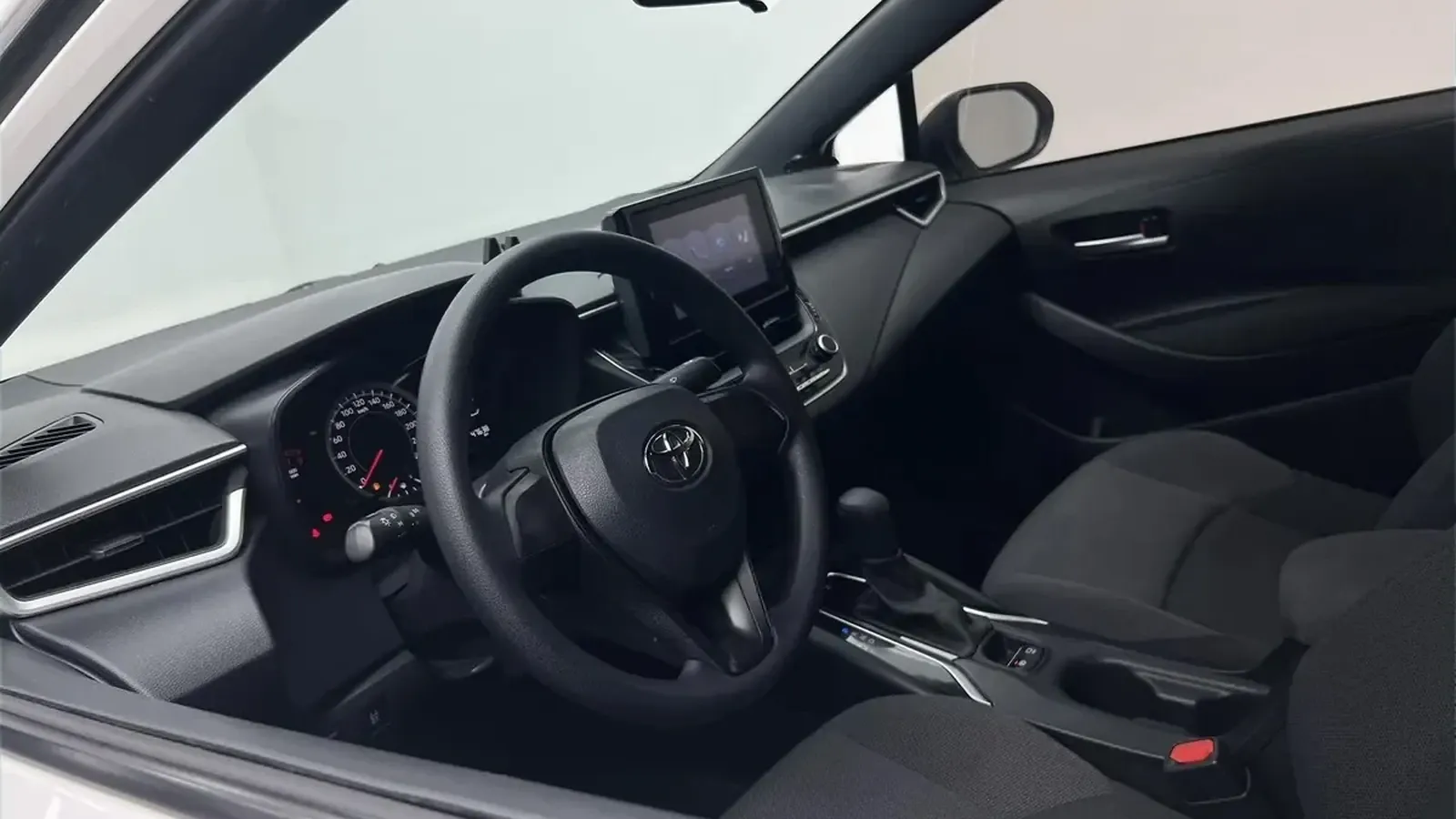 Передний салон Toyota Levin, вид через водительскую дверь