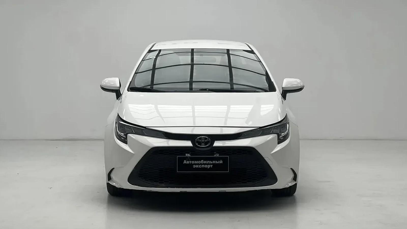 Белый седан Toyota Levin 2022, вид спереди