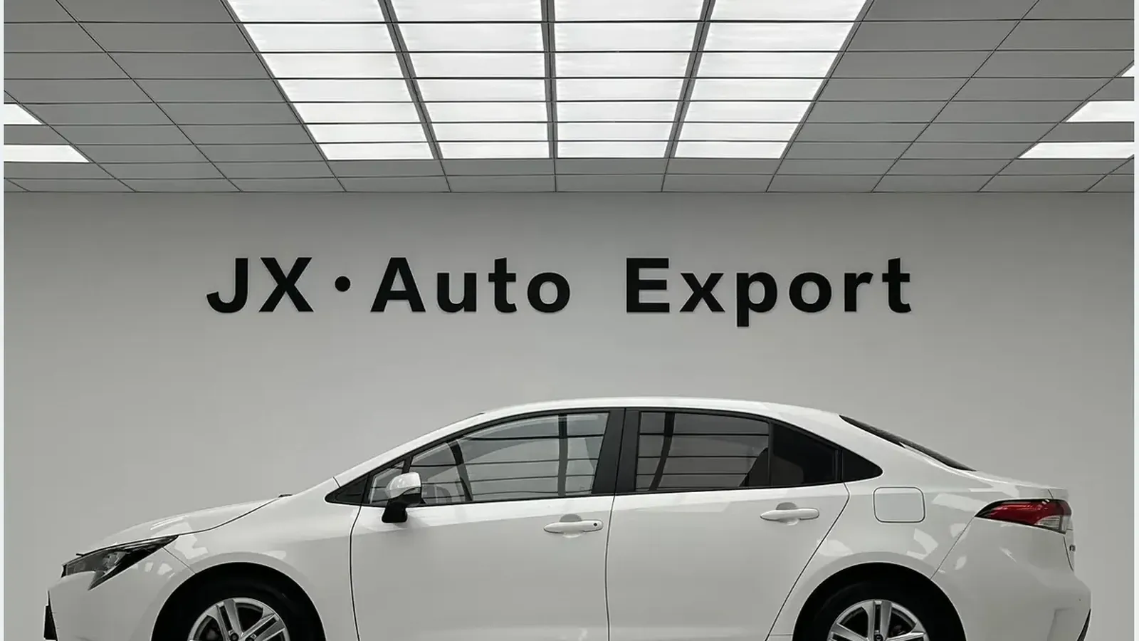 Боковой профиль белого Toyota Levin 2022 года