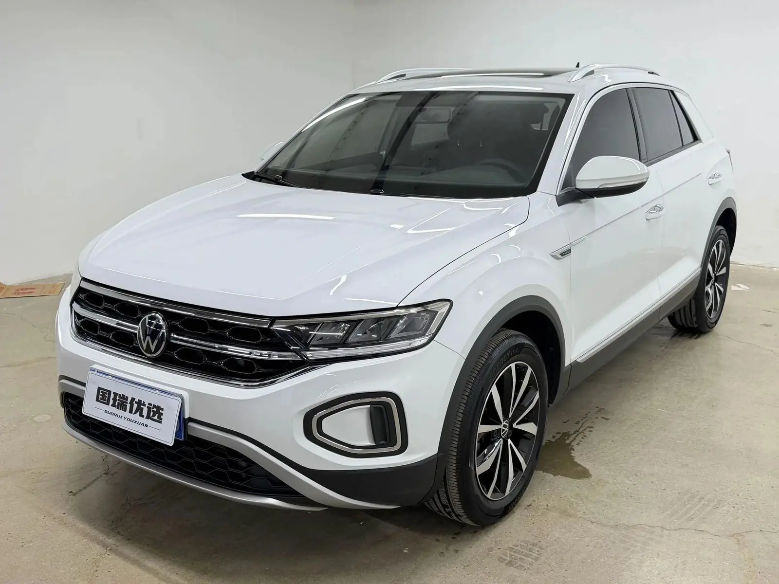 Белый Volkswagen T-Roc 2023 года, передний ракурс под углом в Шэньяне