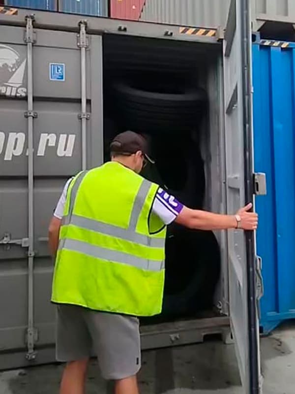 Грузовые шины APLUS в 40‑футовом контейнере на терминале Бухта Врангель