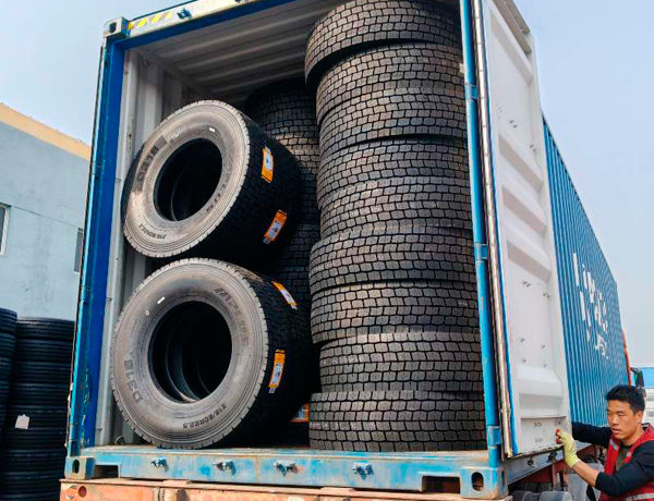 Погрузка шин APLUS D318 (315/70R22.5) в контейнер на складе HaoHua — маршрут: Циндао → Врангель → Новосибирск.