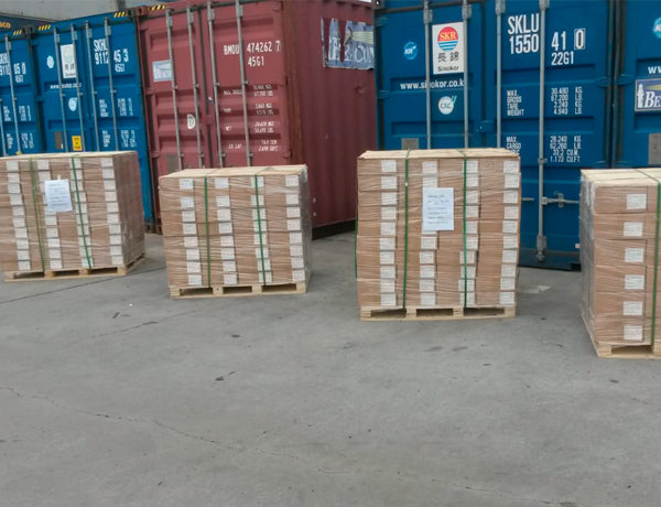 Выгрузка метизной продукции (вытяжных заклёпок) из контейнера в порту Владивостока (ВМКТ) для таможенного досмотра.