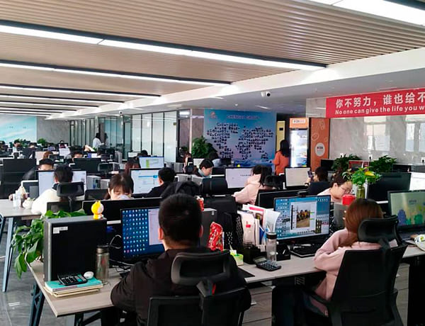 Руководство по поиску китайских поставщиков для оптовых закупщиков и владельцев брендов: отличия производителя от посредника, методы проверки и роль логистики»