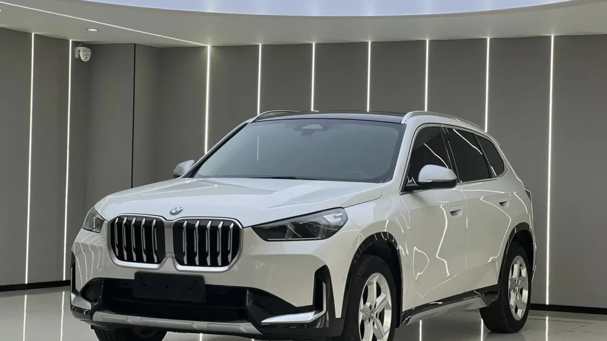 BMW X1 sDrive20Li 2023 из Китая — вид спереди и сбоку