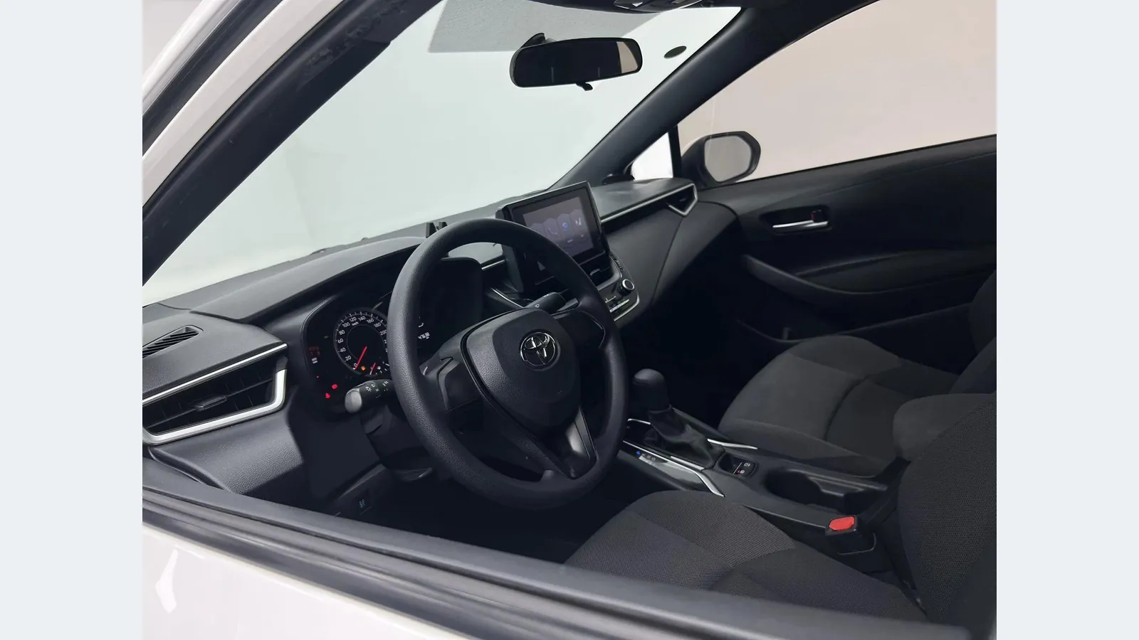 Передний салон Toyota Levin, вид через водительскую дверь