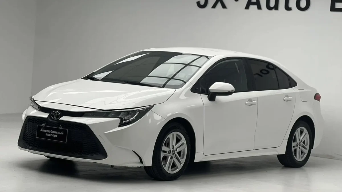 Белая Toyota Levin 2022 1.5 CVT 进取版, передний ракурс в Шаосине
