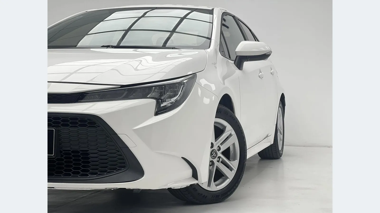 Передняя фара и бампер белого Toyota Levin