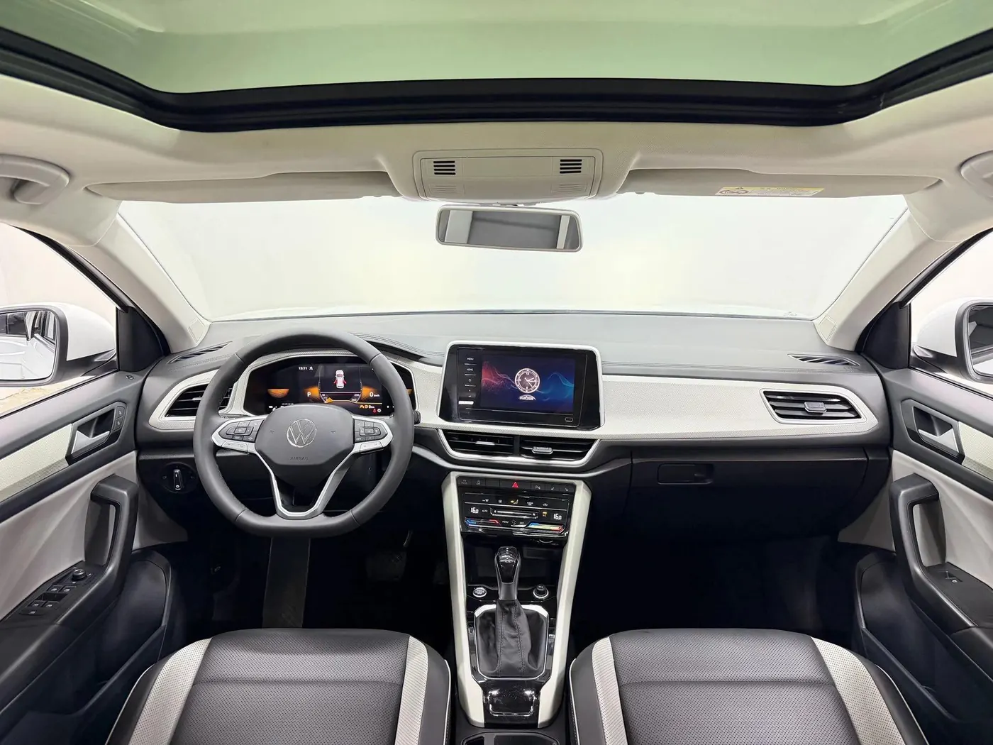 Volkswagen T-Roc — панель и панорамная крыша Панель приборов, центральный экран и крыша Volkswagen T-Roc