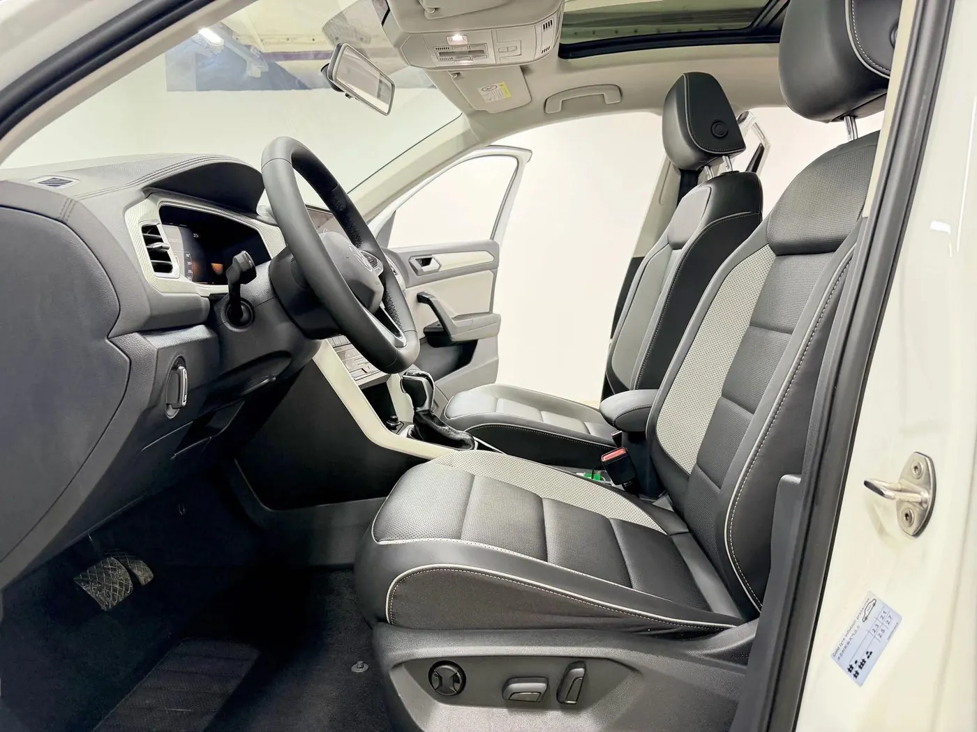 Volkswagen T-Roc — водительское место Салон Volkswagen T-Roc 2023 и водительское сиденье