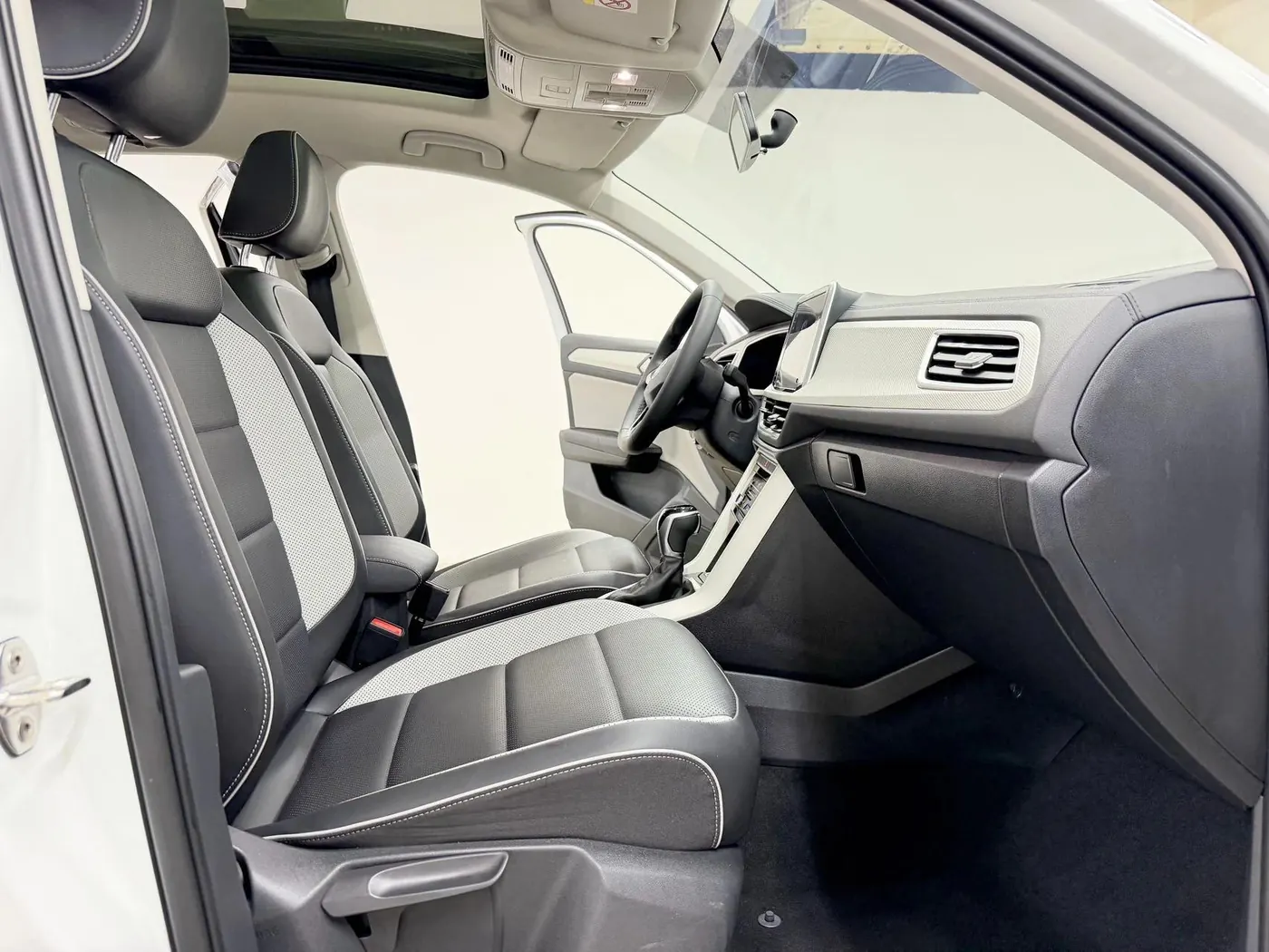 Салон T-Roc — передние сиденья Передние сиденья и панель Volkswagen T-Roc