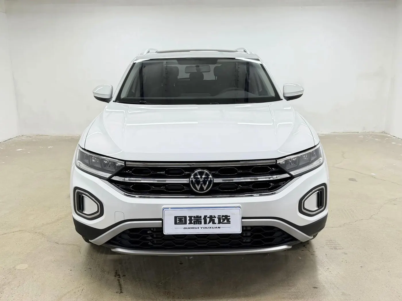 Volkswagen T-Roc 2023 — передняя часть Volkswagen T-Roc 280TSI 2023, вид спереди