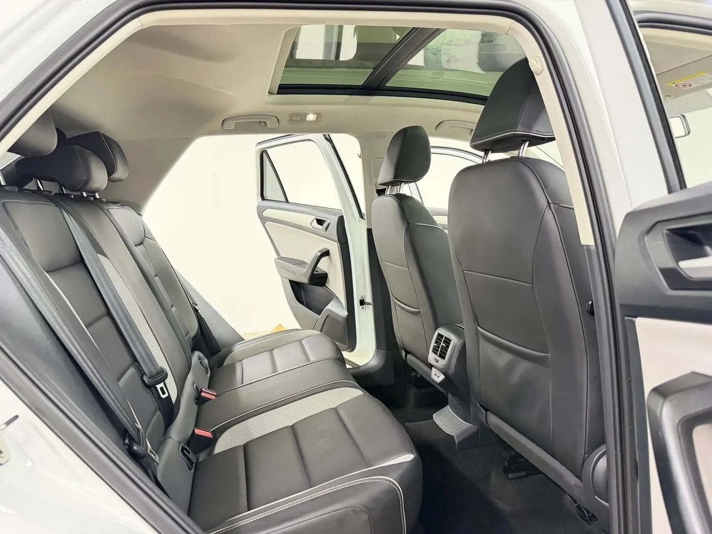 Volkswagen T-Roc — задний диван Задний диван и салон Volkswagen T-Roc