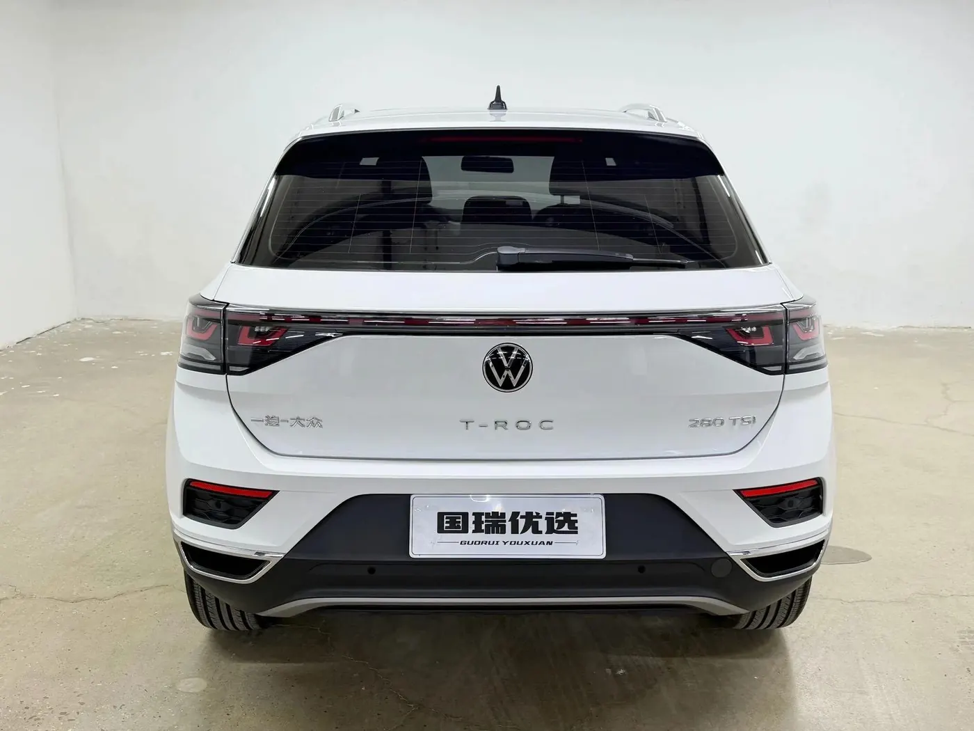 Volkswagen T-Roc — задняя часть Volkswagen T-Roc 280TSI 2023, вид сзади