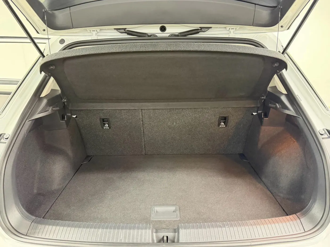 Volkswagen T-Roc — багажник Багажное отделение Volkswagen T-Roc